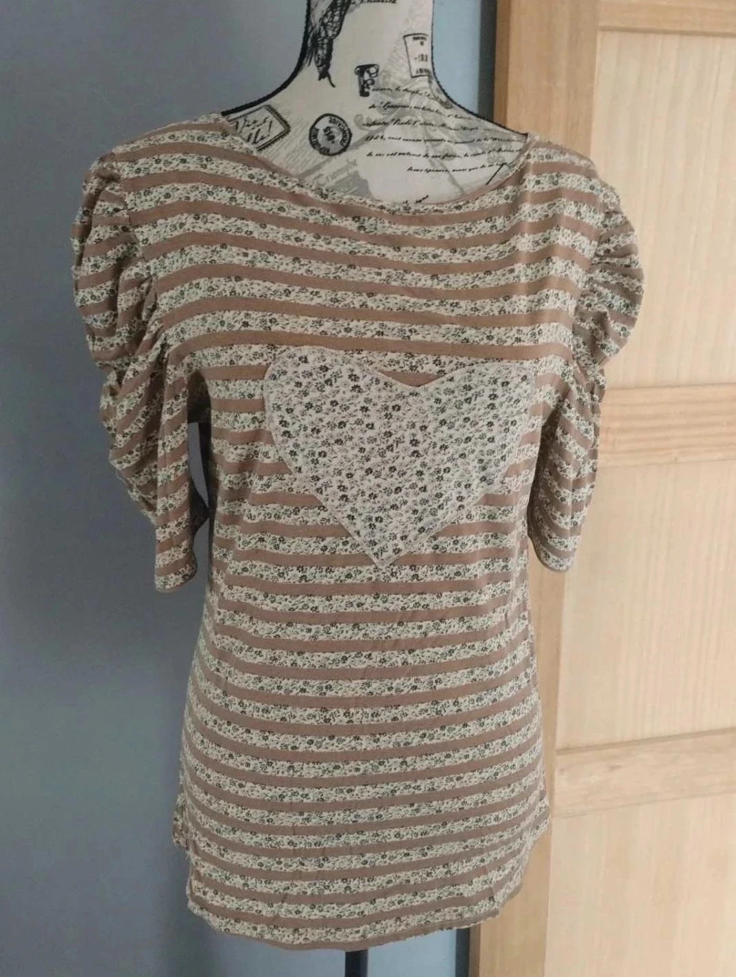 T-shirt marron fleuri avec cœur brodé,.Anne Weyburn ,T42/44